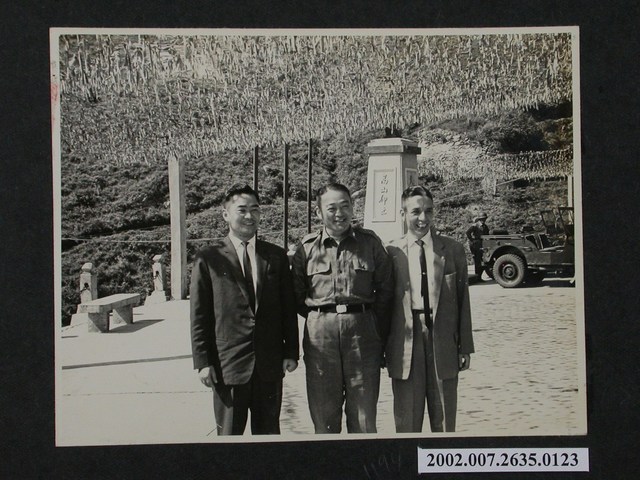 與沈宗範在總統銅像前合影 (共2張)