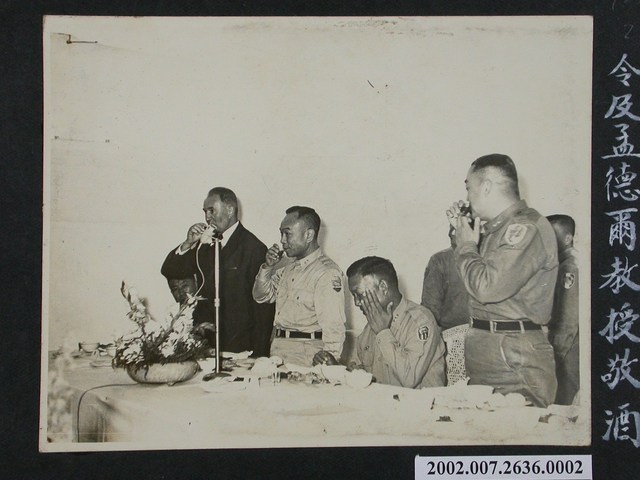 彭指揮官代表官兵向唐司令及孟德爾教授敬酒 (共1張)