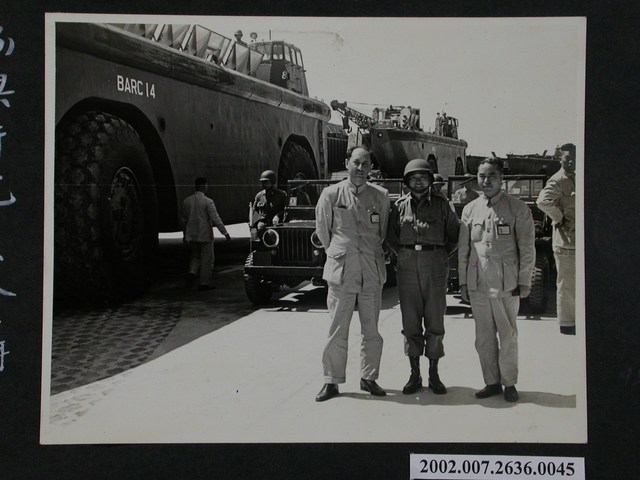 彭指揮官與研究員合照 (共1張)