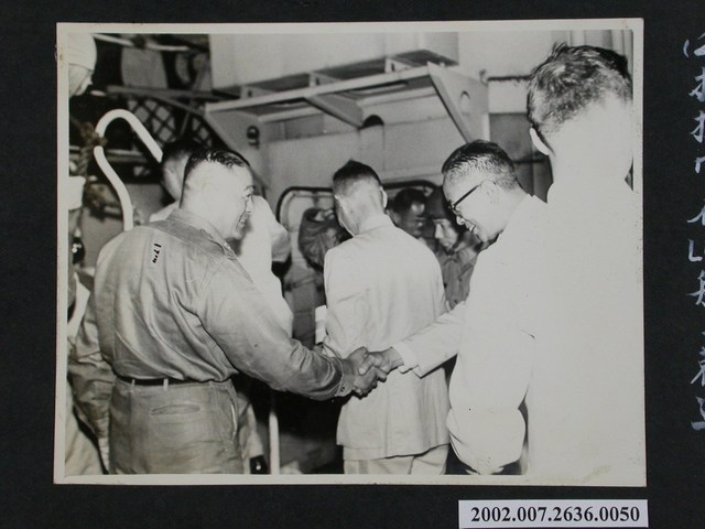 彭指揮官在LUC艇上歡送 (共1張)