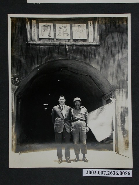 與政戰研究會華心權中將在中正門合影 (共1張)