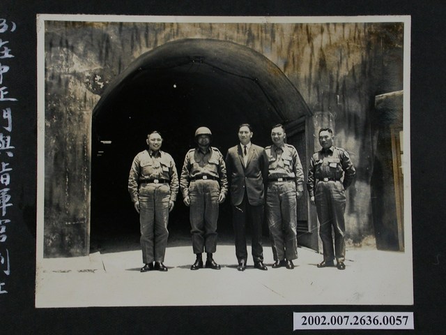 與政戰研究會華心權中將在中正門合影 (共1張)