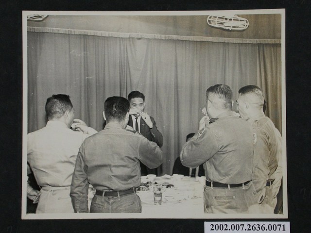 彭啟超指揮官於隊史室設宴歡迎舉杯敬酒 (共1張)