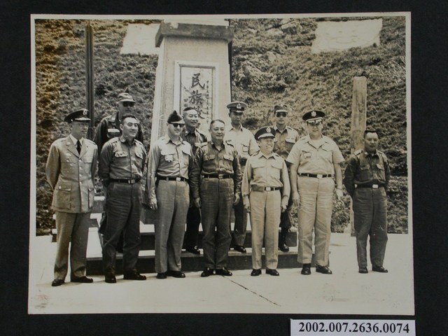 總政治作戰部政計委員會副主委江海東少將及顧問艾吉蒙中校拜與彭指揮官在總統像前合照 (共1張)