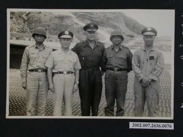 副總長陳嘉尚上將及顧問團長桑鵬少將勘查北竿機場 (共1張)