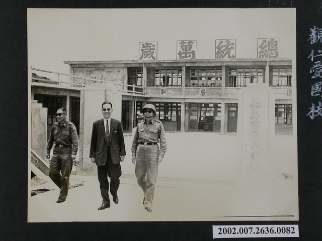彭指揮官陪同陶滌亞中將參觀仁愛國校 (共1張)