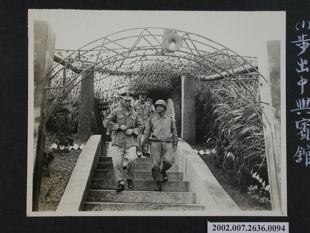 總統府戰地巡視察組張中將步出中興賓館 (共1張)