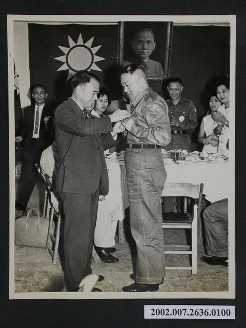 團長薛人仰親為彭指揮官佩掛紀念章 (共1張)