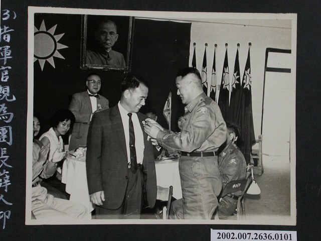 彭指揮官親為團長薛人仰佩掛紀念章 (共1張)