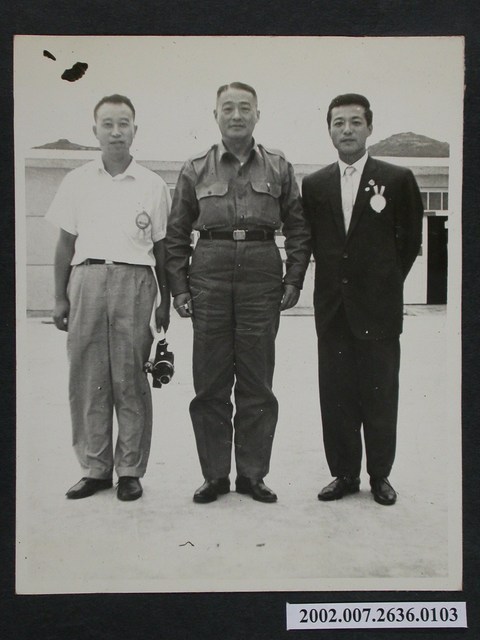 與臺灣電視公司朱友隆等記者合影 (共1張)