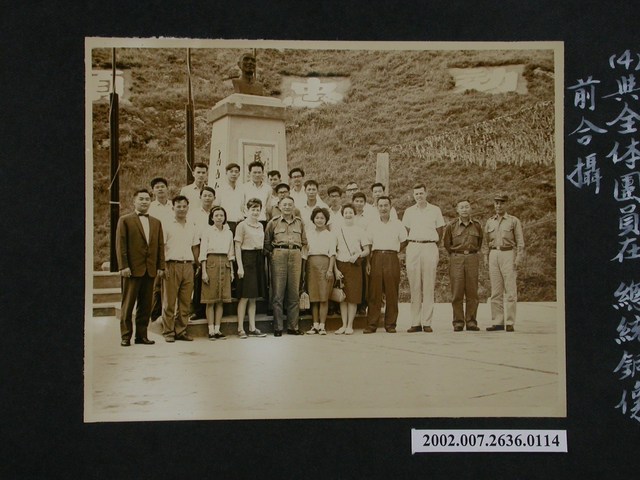 與全體基督教會暑期工作營團員在總統銅像前合影 (共1張)