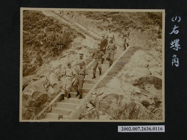 陸軍總部參謀總長于豪章中將陪同顧問陸軍組長史密斯准將於右螺角 (共1張)