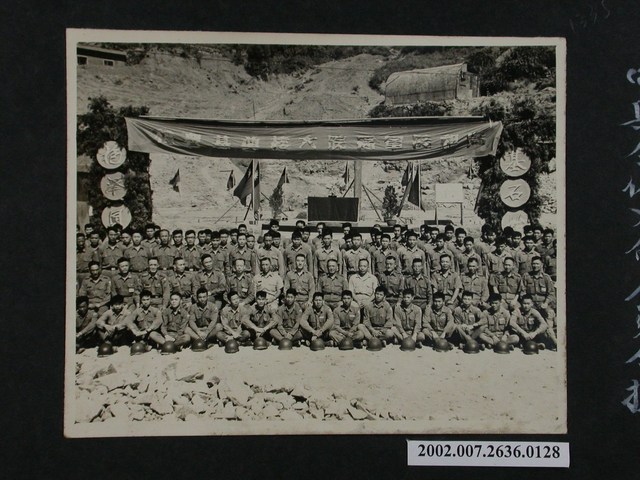 彭指揮官親臨野戰醫院主持醫院新廈奠基典禮與全體人員合攝 (共1張)