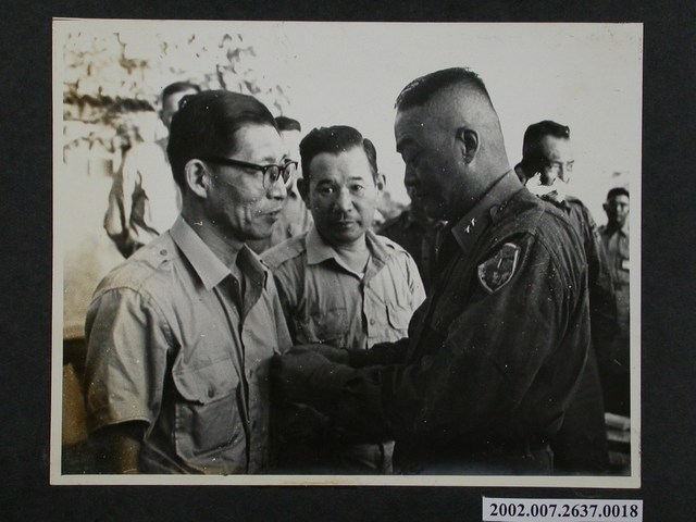 彭指揮官替實踐學社成員佩戴紀念章 (共1張)