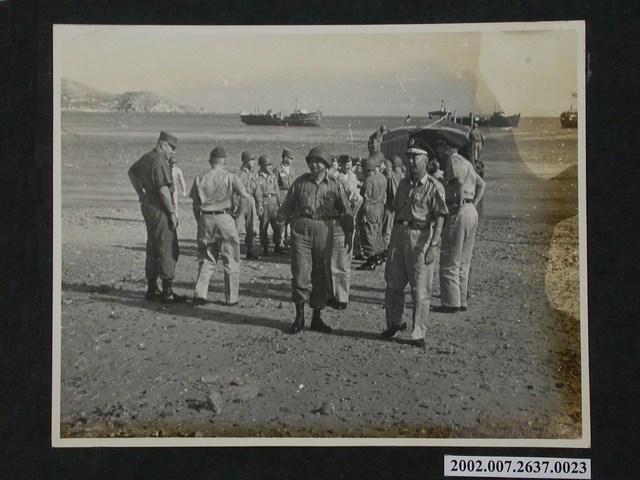 陸軍總部參謀長華金祥中將陪同顧問團陸軍組參謀長敖士葛上校蒞馬 (共1張)