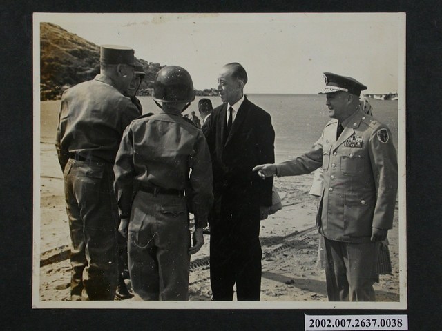 方治秘書長與顧問握手 (共1張)