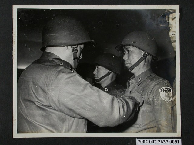 為劉上校頒發績優獎章 (共1張)