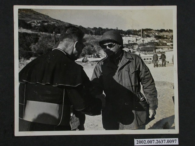 與天主教會聖誕節前線勞軍團團長蔡文興握手 (共1張)