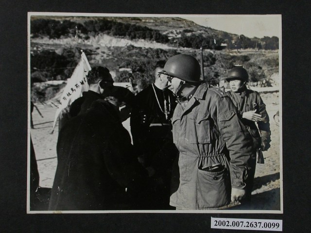 與勞軍團團員在碼頭握手 (共1張)