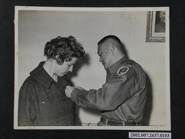 為女團員配戴紀念章 (共1張)