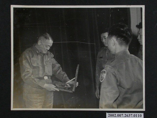 何中校代表呈獻紀念品 (共1張)