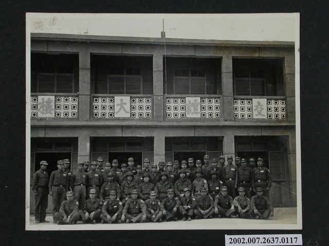 與交誼大樓施工官兵合影 (共1張)