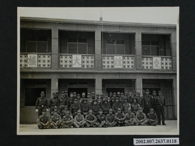 與交誼大樓施工官兵合影 (共1張)