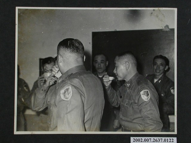 敬酒時敬他們勝利愉快 (共1張)