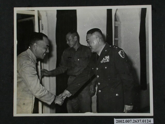 陳拱北縣長向彭指揮官拜年 (共1張)