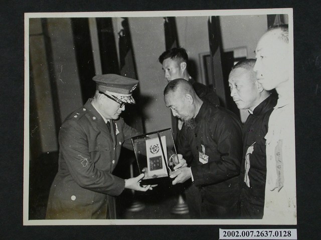 頒發銀盾 (共1張)