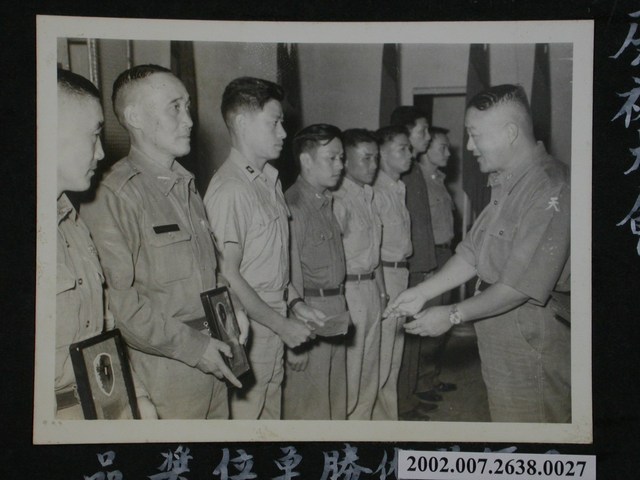 五十三年第十一屆軍人節慶祝大會上頒發優勝單位獎品 (共1張)