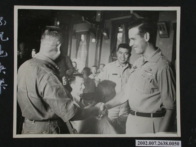 彭指揮官與西班牙慕義師上尉握手 (共1張)