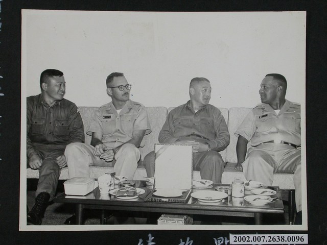 彭指揮官與兵工顧問克雷斯丁森上尉於隊史館 (共1張)