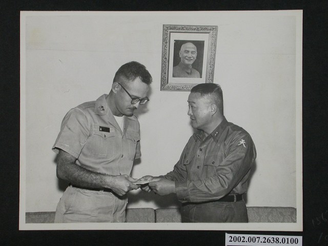 彭指揮官贈送馬祖郵卡予兵工顧問克雷斯丁森上尉 (共1張)