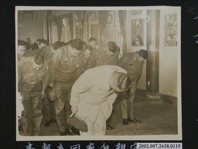彭指揮官於總統蔣公七秩晉八華誕親自率同本部高級長官拜壽 (共1張)