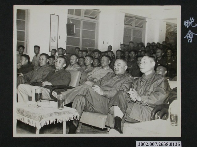 彭指揮官款待五十六批有功休假官兵一同欣賞中興康樂隊演出晚會 (共1張)