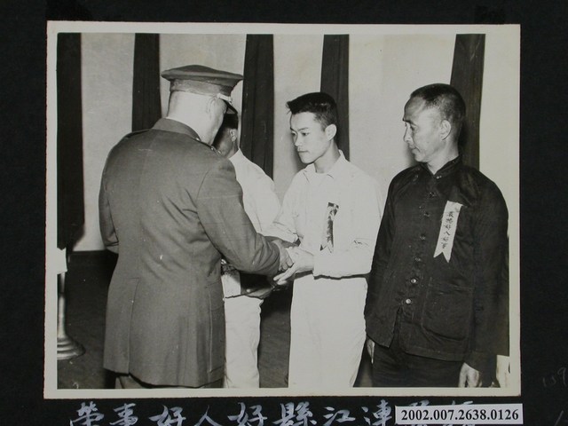彭指揮官於國父誕生九十九週年紀念大會頒發連江縣好人好事榮譽獎品 (共1張)