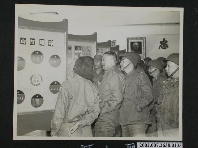 彭指揮官親臨休假中心巡視國軍文化服務團文物展覽 (共1張)