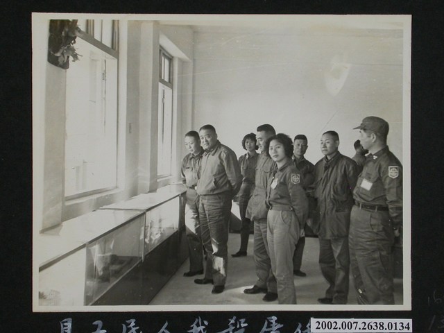 彭指揮官親臨休假中心巡視國軍文化服務團文物展覽 (共1張)