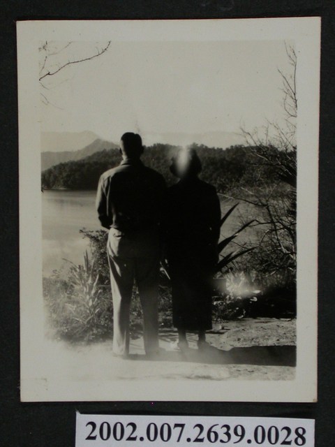 彭啟超夫婦背影合照 (共1張)