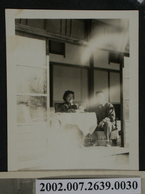 彭啟超夫婦桌前合照 (共1張)