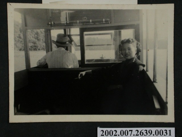 彭啟超夫人船內獨照 (共1張)