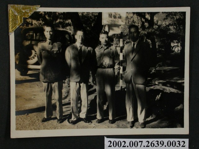 4名男子於涵碧樓立牌前合照 (共1張)