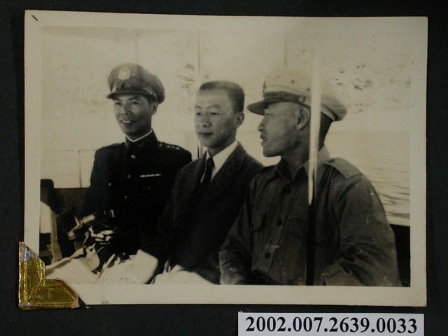 3名男子船內休憩 (共1張)