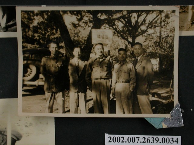 彭啟超一行人於涵碧樓立牌前合照 (共1張)