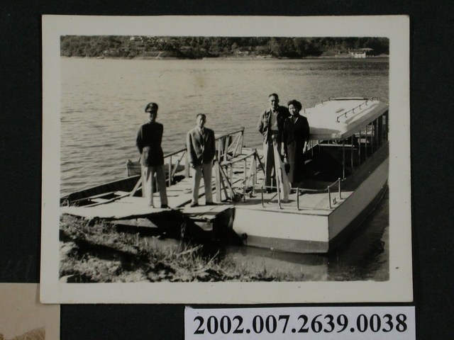 彭啟超夫婦一行人船上合照 (共1張)