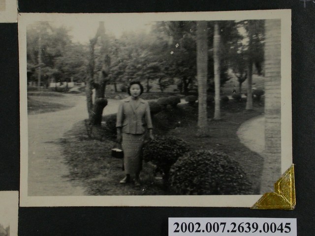 彭啟超夫人於臺中公園獨照 (共1張)