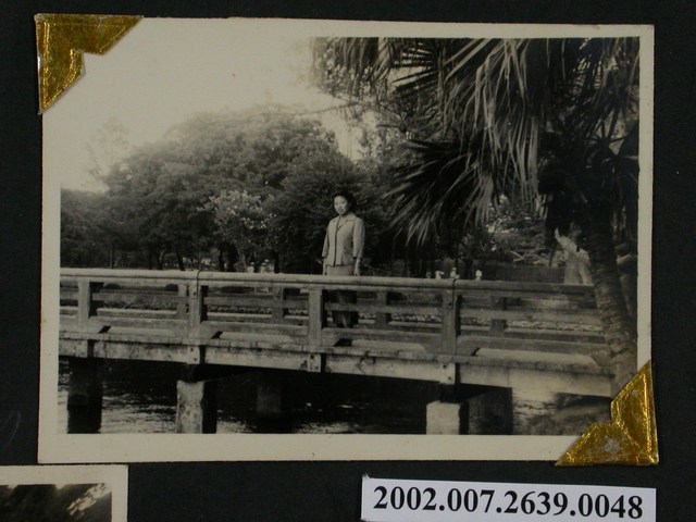 彭啟超夫人於臺中公園獨照 (共1張)