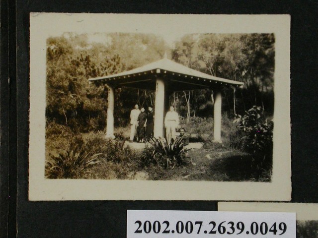 5人於涼亭合照 (共1張)