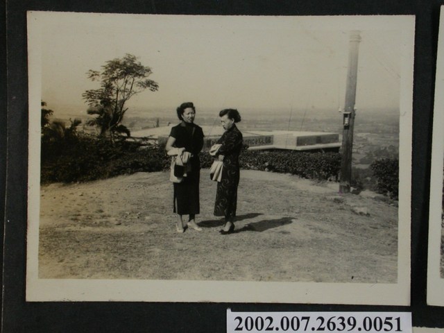 彭啟超夫人與另1名女子合照 (共1張)